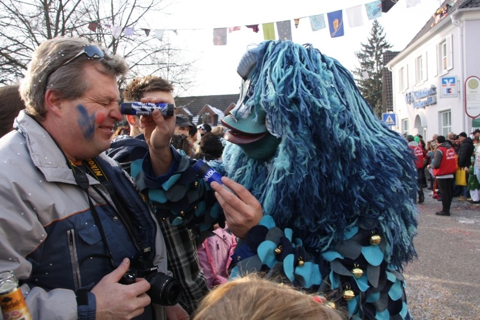 Trotz Konfettiverbots ließen die Narren in Hartheim die Fetzen nur so fliegen. (Foto: Hans Jürgen Kugler) Trotz Konfettiverbots ließen die Narren in Hartheim die Fetzen nur so fliegen. (Foto: Hans Jürgen Kugler)