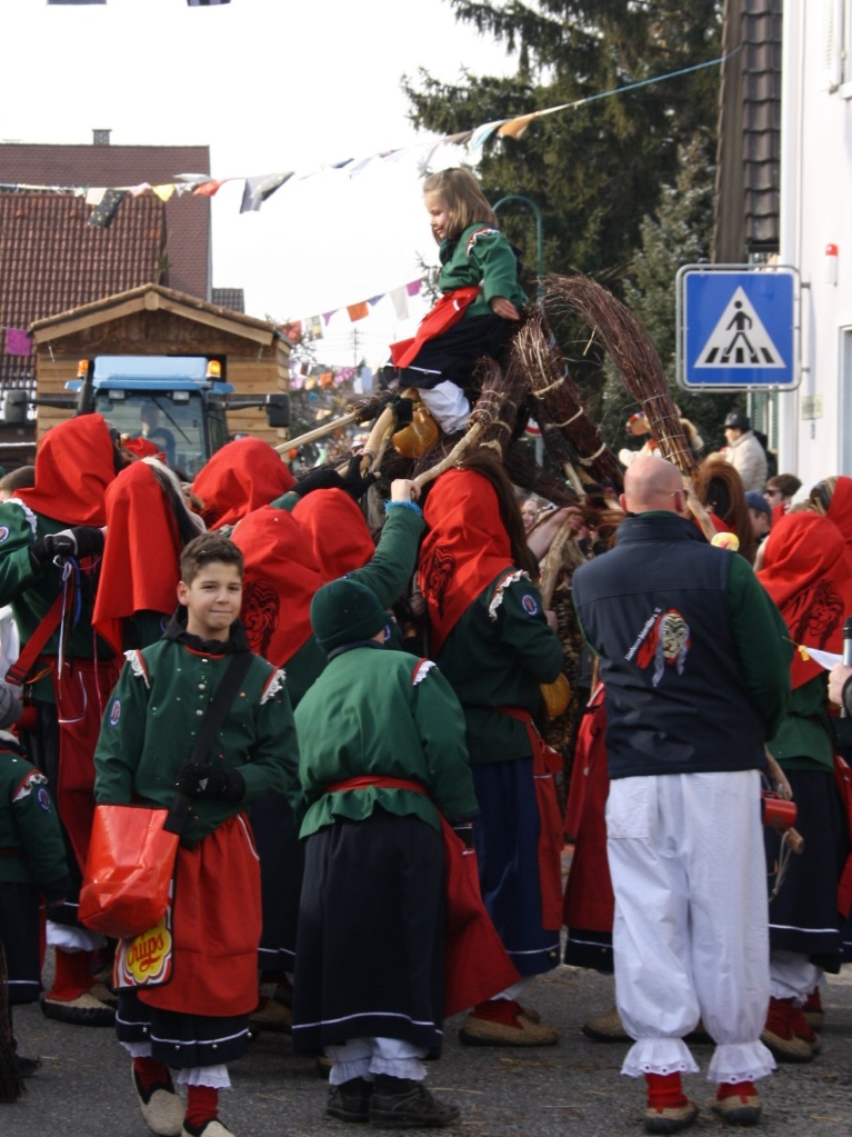 Trotz Konfettiverbots lieen die Narren in Hartheim die Fetzen nur so fliegen.