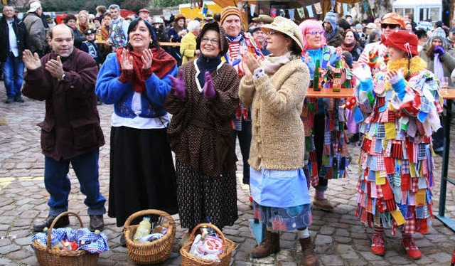 Nrrisch geht es zu beim Markt am Rosenmontag.   | Foto: Sandra Decoux-Kone