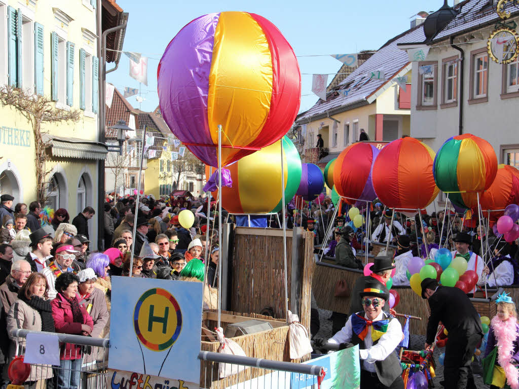 Groer Fasnetumzug in Riegel: Die Ballons fr die Luftbrcke „Hflerstrae“ des Turnvereins.