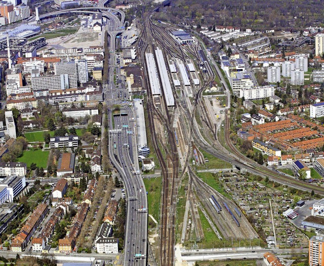 Basel ist der wichtigste Grenzbergang im Bahnverkehr mit der Schweiz.   | Foto: Erich Meyer