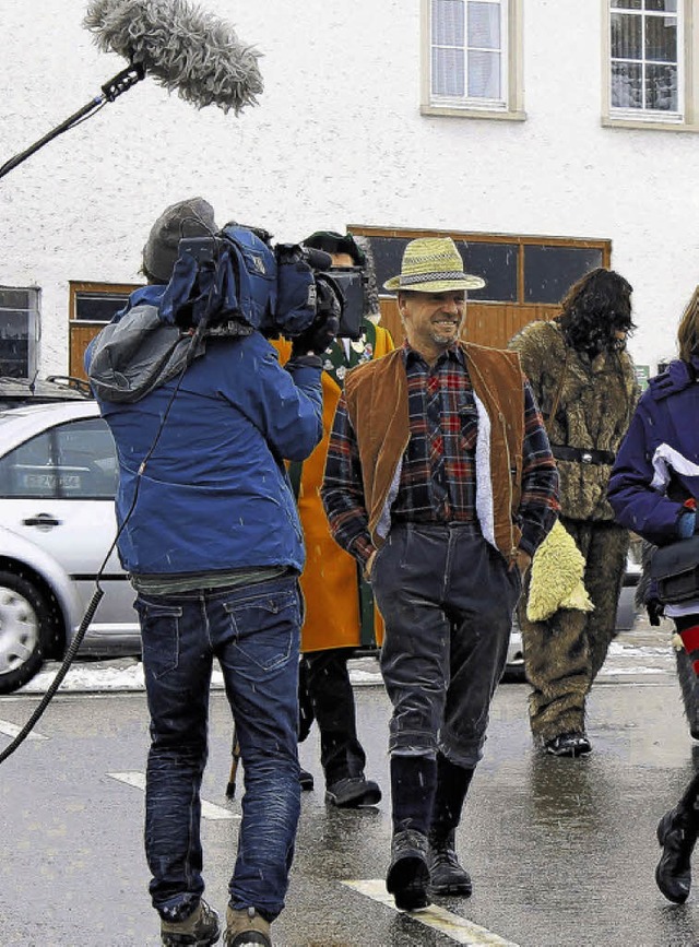 Bernhard Zehle (mit Strohhut) wird am ...merateam auf der Dorffasnet begleitet.  | Foto: Geiger