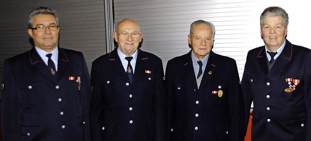 Die Feuerwehrleute Peter Katzenstein, ...jhrige Zugehrigkeit zur Wehr geehrt.  | Foto: sedlak