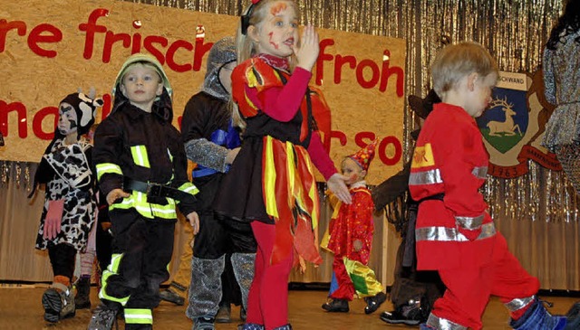 Die Kindergartenkinder haben sich in R...wandelt und spazieren im Zauberkreis.   | Foto: Christiane Sahli