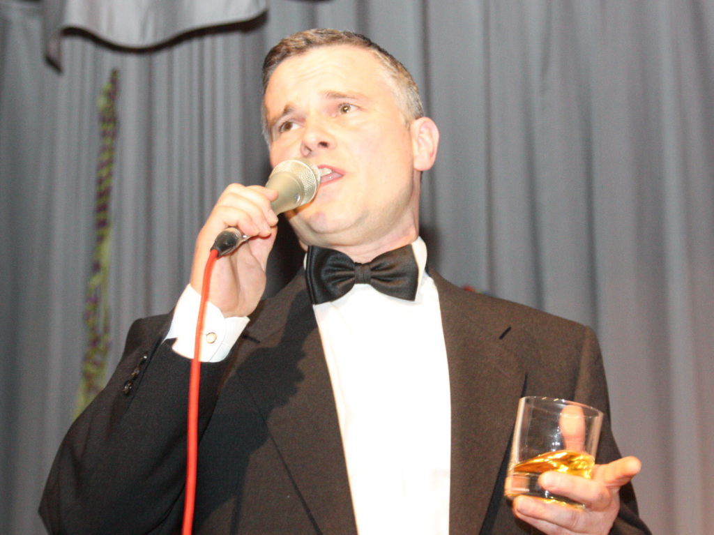 Ausgelassen feierte die Vereinsgemeinschaft in Niederrimsingen die fnfte Jahreszeit. Frank Sinatra sang mit einem Whisky in der Hand.