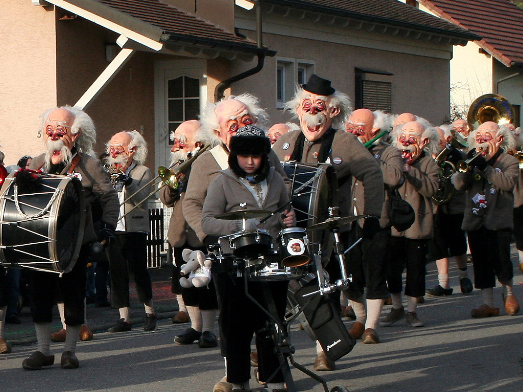 Bunt und schrg war es am Umzug in Istein und teils ganz aktuell