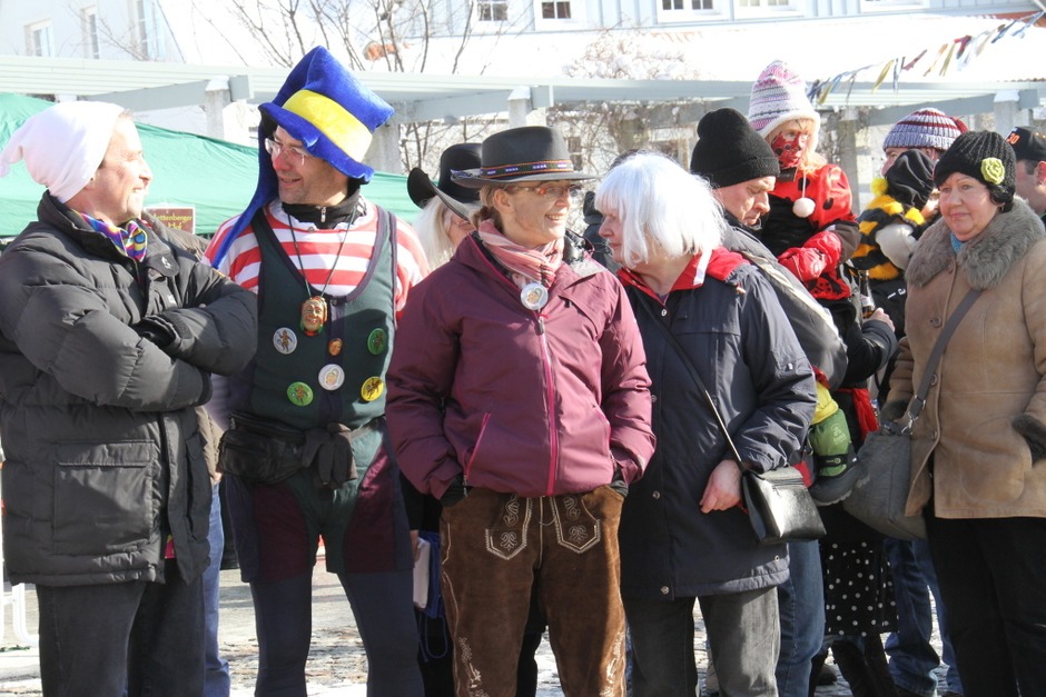 Närrische Besucher genießen Sonne und Umzug (Foto: Wilfried Dieckmann) Närrische Besucher genießen Sonne und Umzug (Foto: Wilfried Dieckmann)