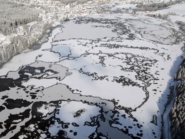 Eine Winterlandschaft wie ein Kunstwer...eise zugefrorene Titisee aus der Luft   | Foto: Patrick Seeger(dpa)
