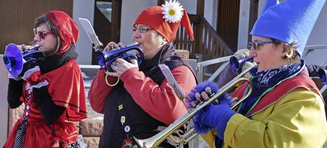 Die Guggenmusik Kolbdrscher sorgte i...fr lautstarke nrrische Unterhaltung.  | Foto: christine weirich