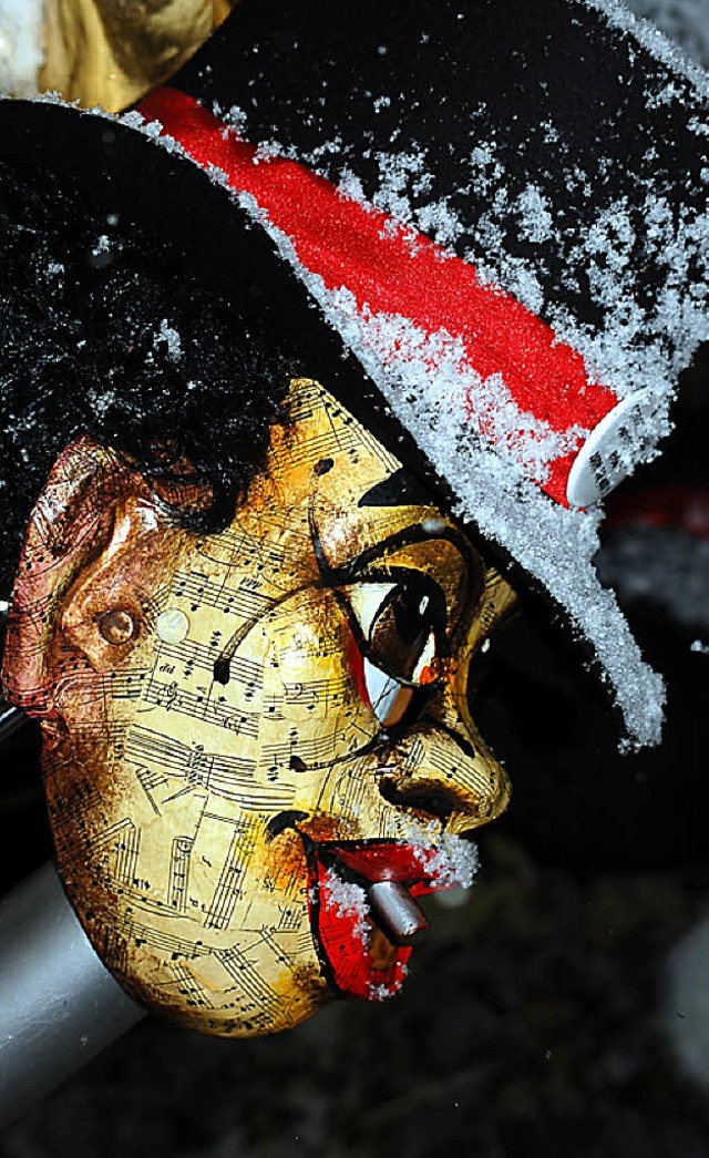 Die Maske der Mohrekopf aus Basel &#82...en mit den vielfltigen Guggenoutfits.  | Foto: Hildegard Siebold
