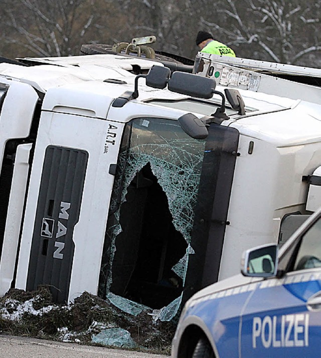 Dieser 40-Tonner ist am Samstag bei Gl...on der B 36 abgekommen und umgestrzt.  | Foto: habura