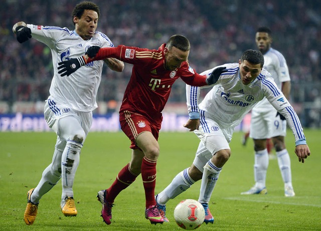 Auch zwei Schalker (Jones, links, und ...s) können Franck Ribéry nicht stoppen. | Foto: dapd Auch zwei Schalker (Jones, links, und ...s) können Franck Ribéry nicht stoppen. | Foto: dapd