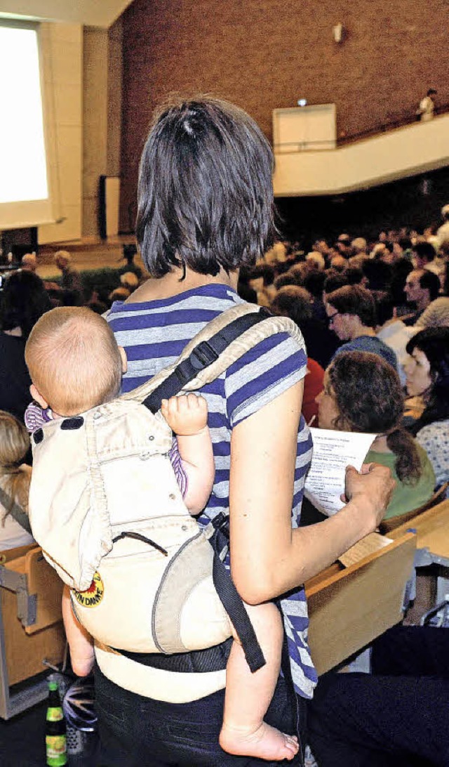 Nachwuchs im Gepck: Eine Studentin besucht eine Vorlesung mit ihrem Kind.   | Foto: dpa