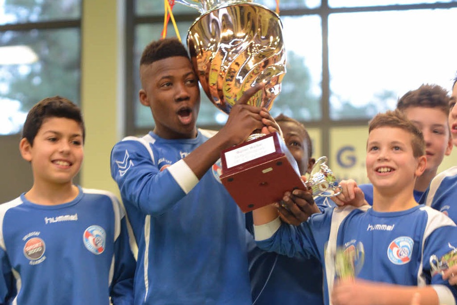 Gewichtiger Kraftakt: Mouba Soumah reckt den Walter-Waibel-Gedächtnispokal für den Sieger Racing Straßburg in die Höhe. (Foto: Matthias Kaufhold) Gewichtiger Kraftakt: Mouba Soumah reckt den Walter-Waibel-Gedächtnispokal für den Sieger Racing Straßburg in die Höhe. (Foto: Matthias Kaufhold)