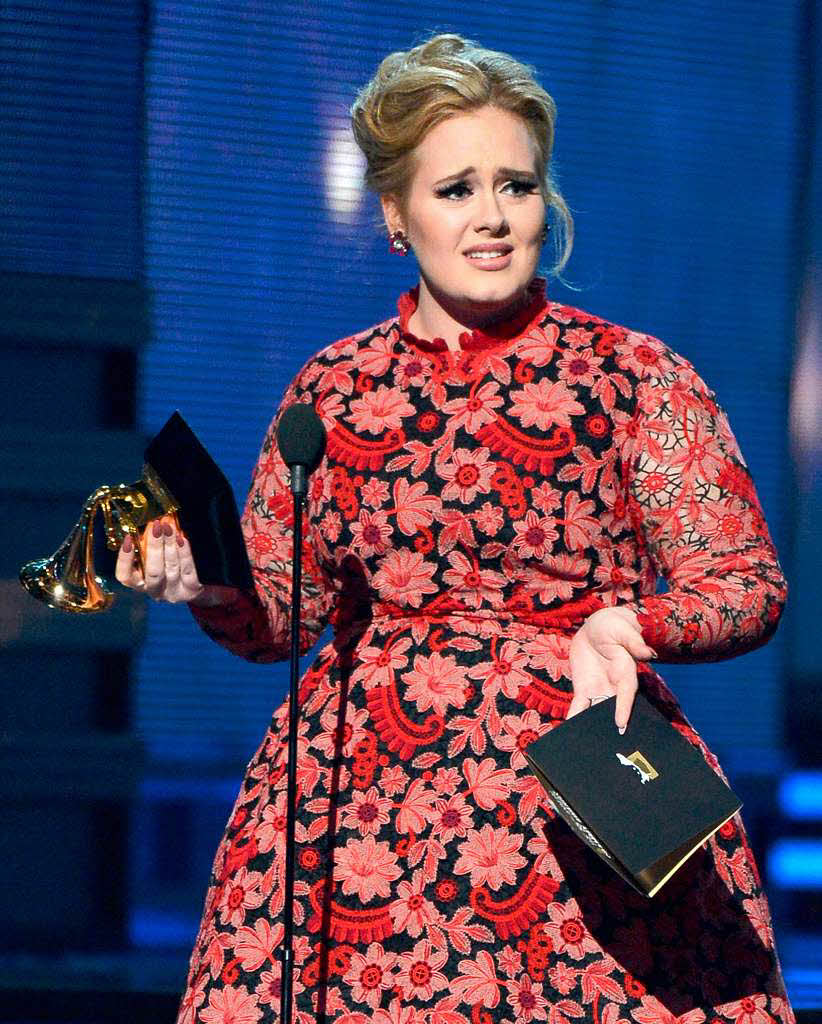 Sngerin Adele nimmt den Grammy in der  Kategorie „Best Pop Solo Performance“ fr „Set Fire to the rain“ an