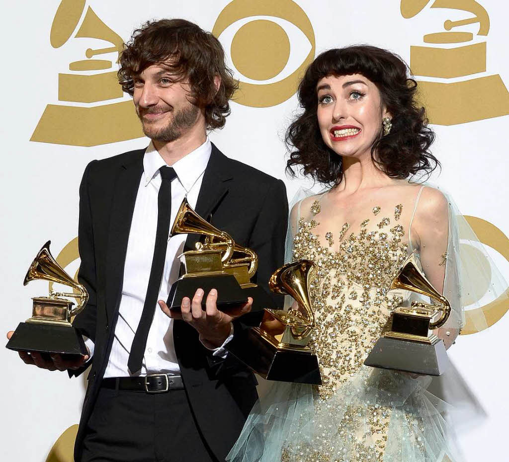 Der australische Musiker Gotye und die neuseelndische Sngerin Kimbra halten ihren Award fr „Best Pop Duo Performance“