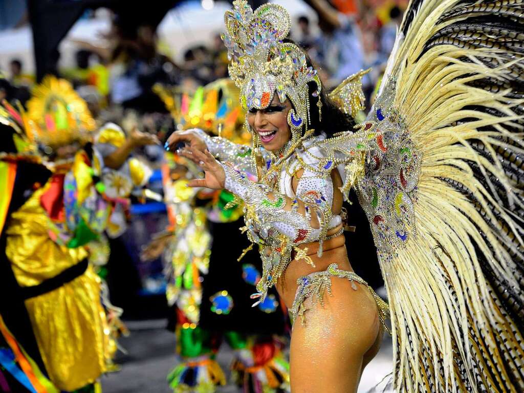 Samba, Sommer und viel nackte Haut - Millionen Narren feiern am Zuckerhut den Karneval.