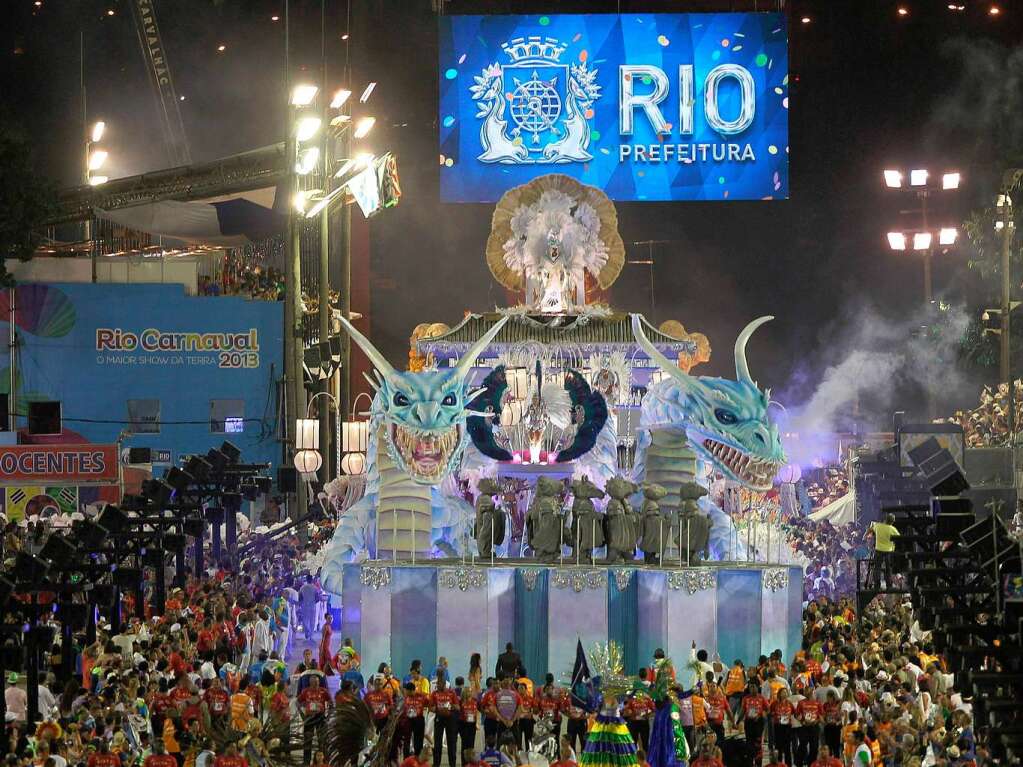 Samba, Sommer und viel nackte Haut - Millionen Narren feiern am Zuckerhut den Karneval.