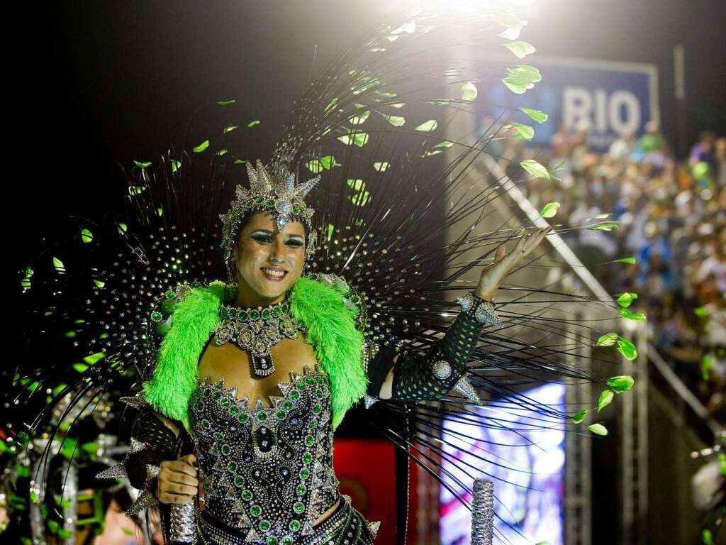 Samba, Sommer und viel nackte Haut - Millionen Narren feiern am Zuckerhut den Karneval.