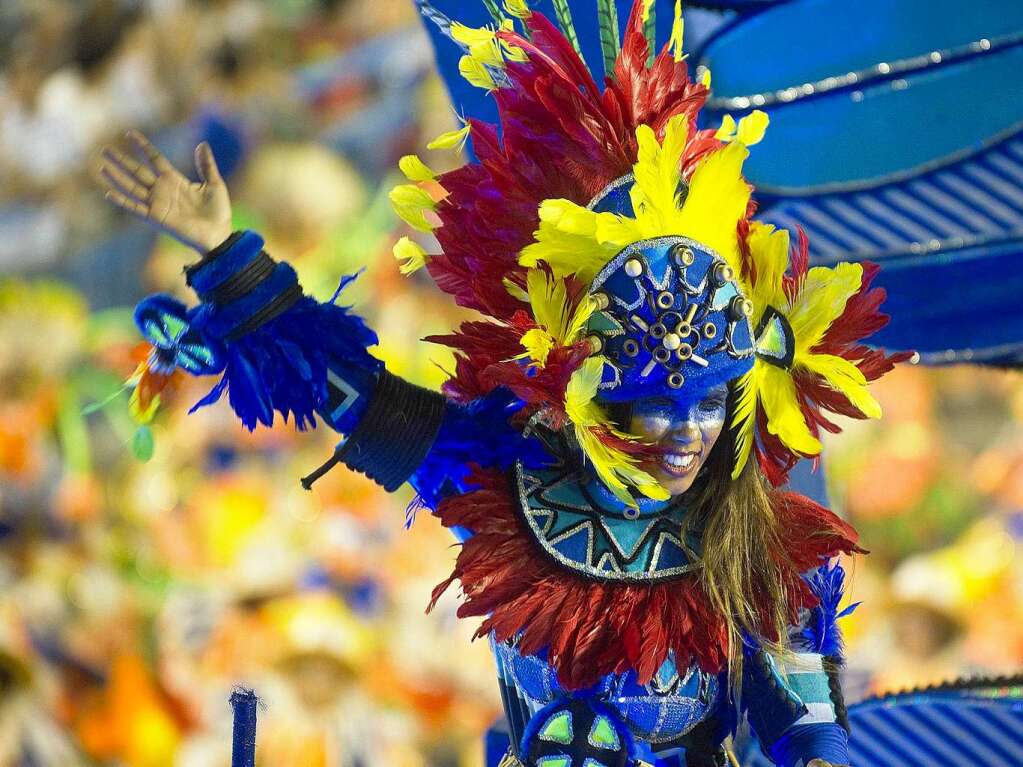 Samba, Sommer und viel nackte Haut - Millionen Narren feiern am Zuckerhut den Karneval.