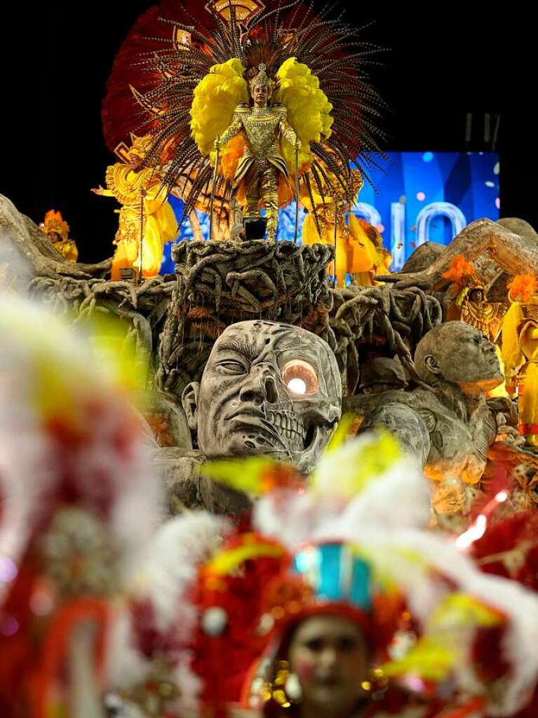 Samba, Sommer und viel nackte Haut - Millionen Narren feiern am Zuckerhut den Karneval.