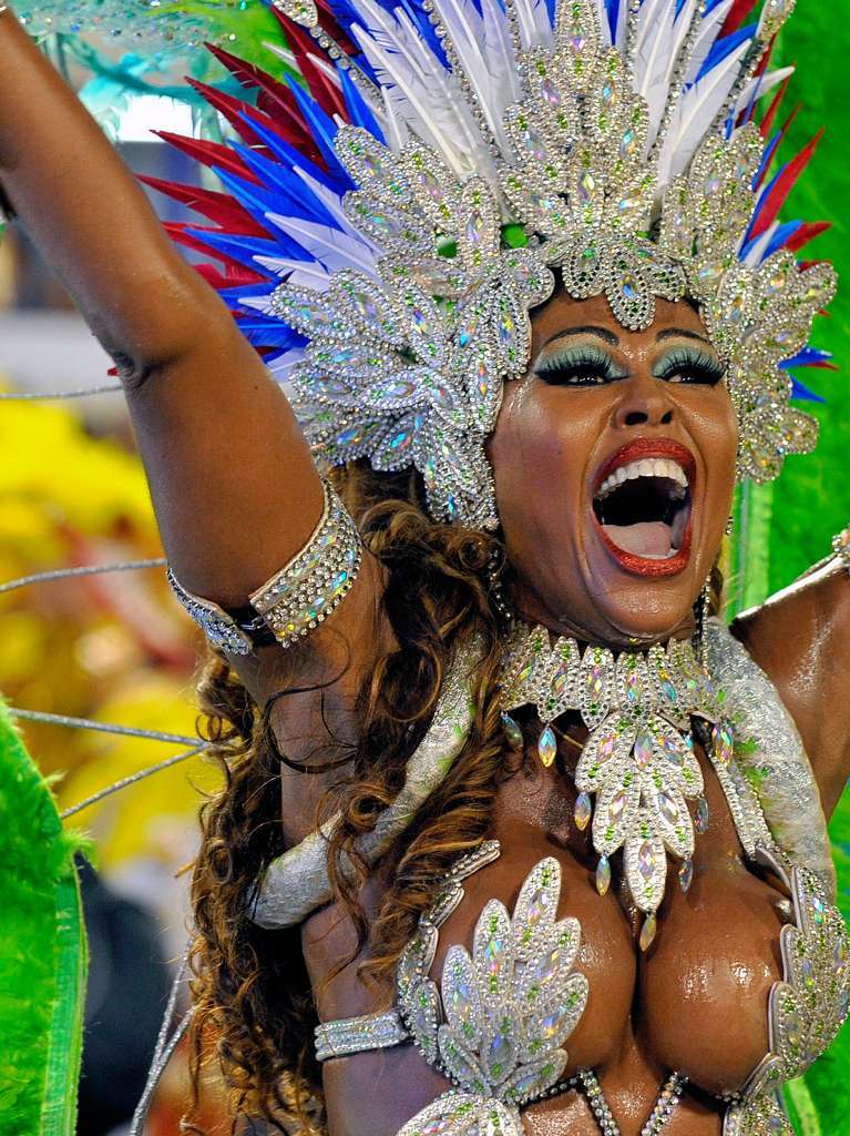 Samba, Sommer und viel nackte Haut - Millionen Narren feiern am Zuckerhut den Karneval.