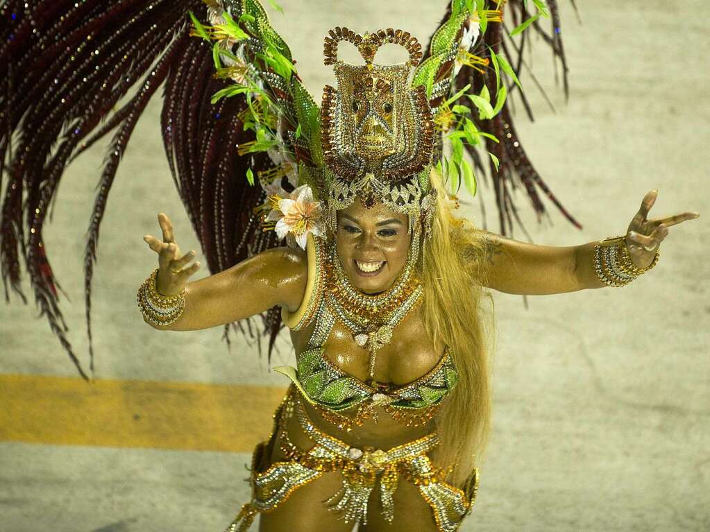 Samba, Sommer und viel nackte Haut - Millionen Narren feiern am Zuckerhut den Karneval.