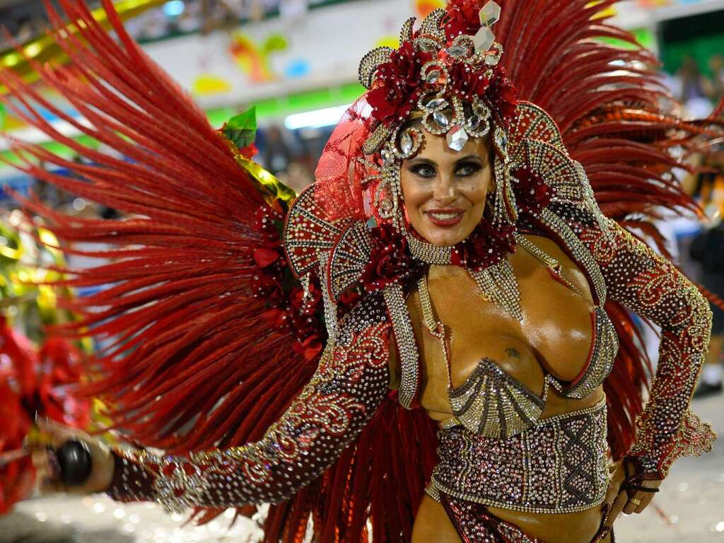 Samba, Sommer und viel nackte Haut - Millionen Narren feiern am Zuckerhut den Karneval.