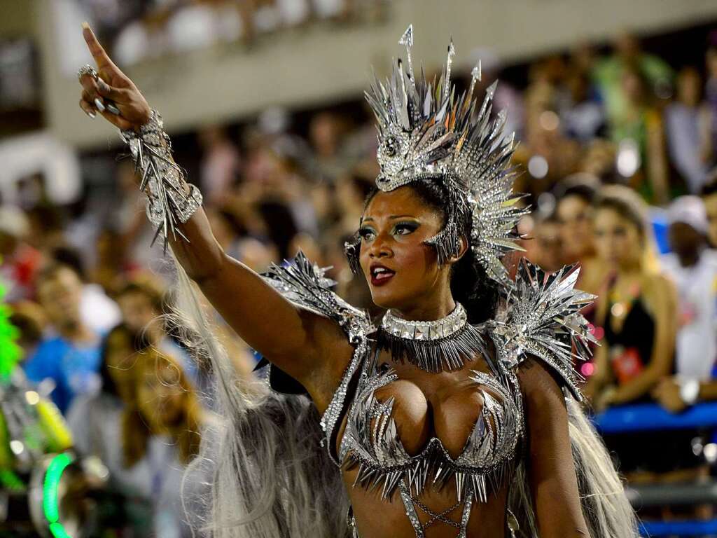 Samba, Sommer und viel nackte Haut - Millionen Narren feiern am Zuckerhut den Karneval.