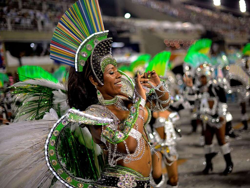 Samba, Sommer und viel nackte Haut - Millionen Narren feiern am Zuckerhut den Karneval.