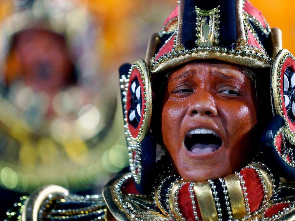 Samba, Sommer und viel nackte Haut - Millionen Narren feiern am Zuckerhut den Karneval.