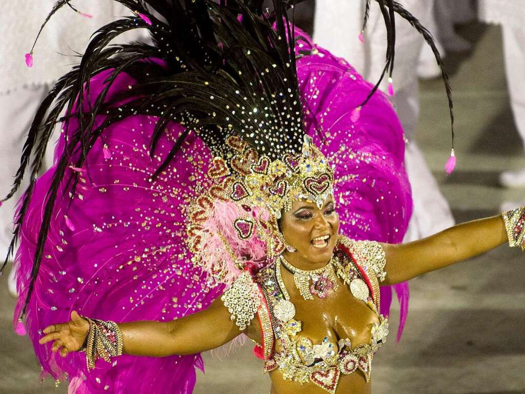 Samba, Sommer und viel nackte Haut - Millionen Narren feiern am Zuckerhut den Karneval.