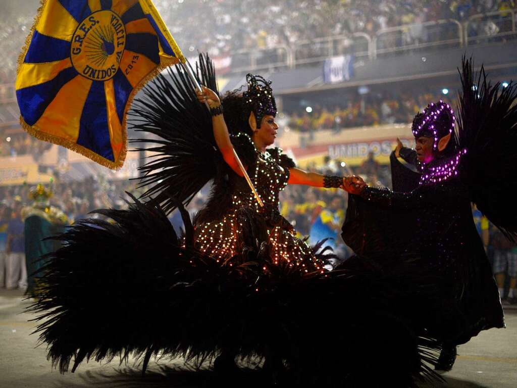 Samba, Sommer und viel nackte Haut - Millionen Narren feiern am Zuckerhut den Karneval.