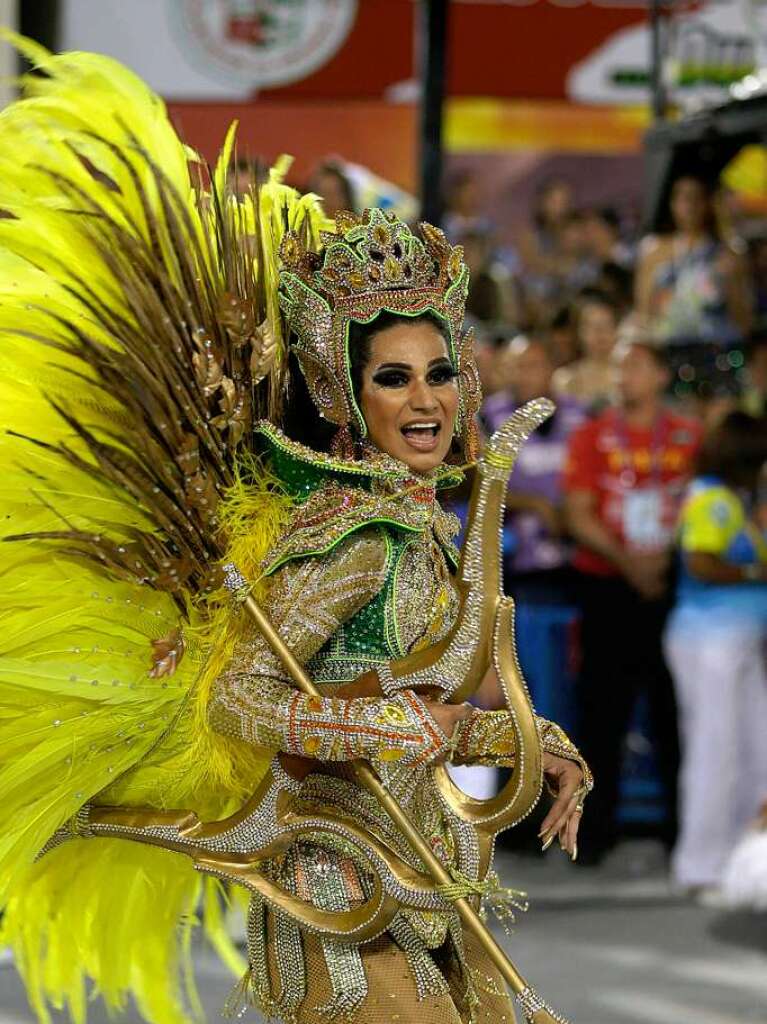 Samba, Sommer und viel nackte Haut - Millionen Narren feiern am Zuckerhut den Karneval.