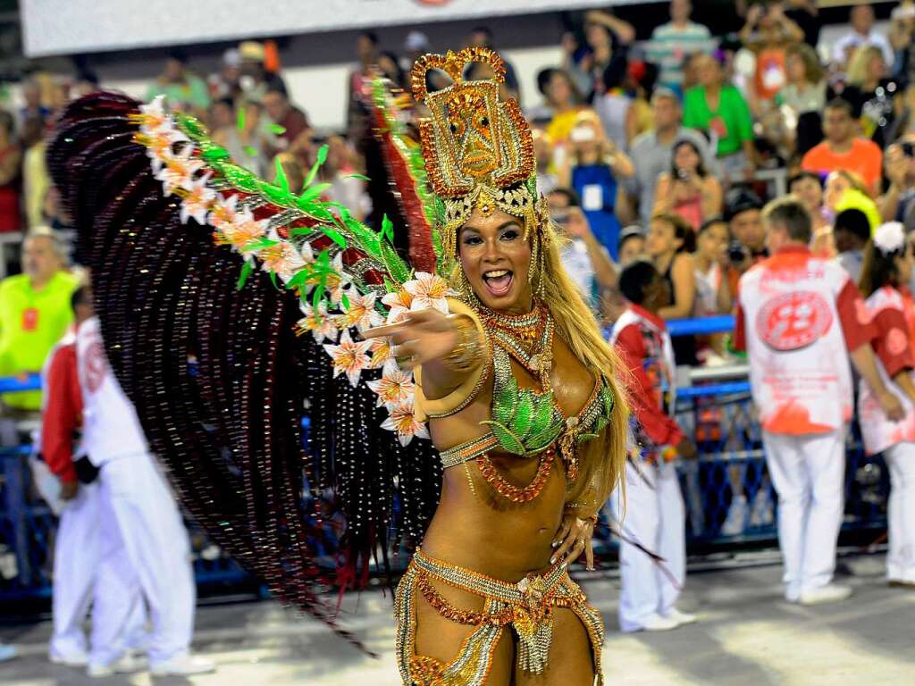 Samba, Sommer und viel nackte Haut - Millionen Narren feiern am Zuckerhut den Karneval.