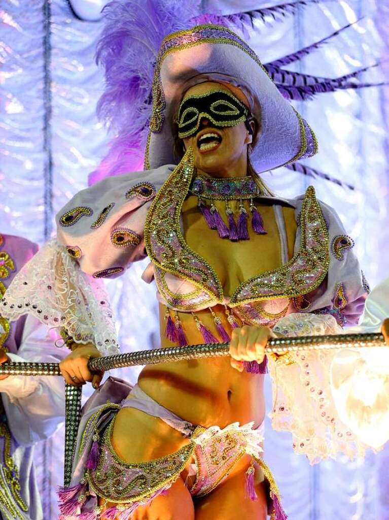 Samba, Sommer und viel nackte Haut - Millionen Narren feiern am Zuckerhut den Karneval.