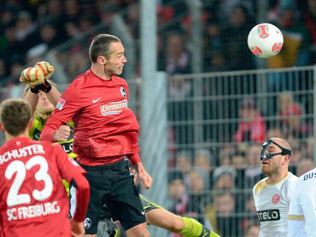 Der entscheidende Moment: Pavel Krmas ...Kopf das 1:0 gegen Fortuna Dsseldorf.  | Foto: dpa