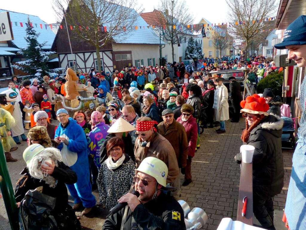 Auch in Hofweier säumten die Narren den Lindwurm durch den Ort. Auch in Hofweier säumten die Narren den Lindwurm durch den Ort.