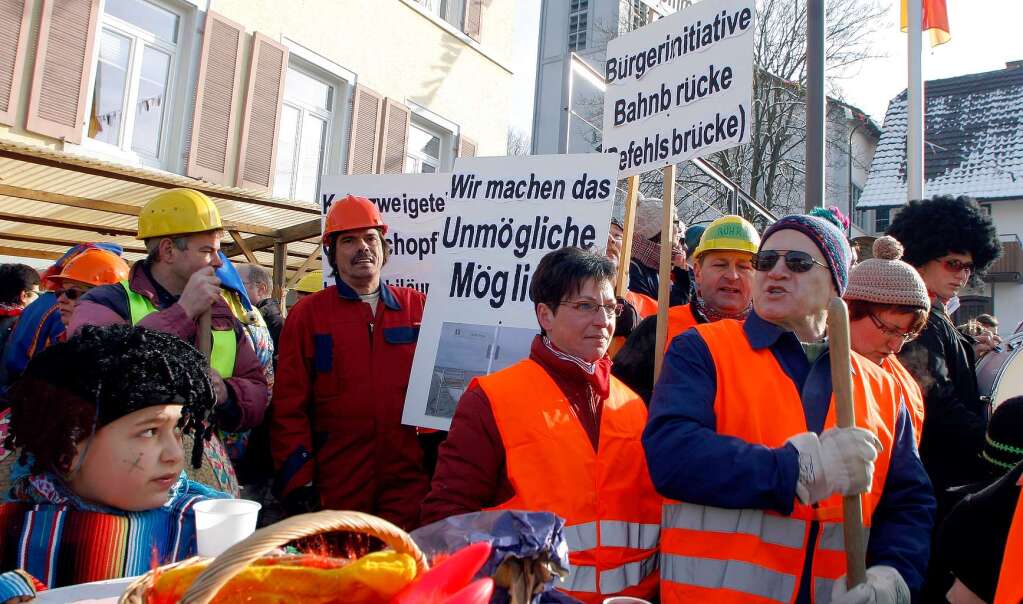 Buntes Narrentreiben beim Fasentumzug durch Oberschopfheim Buntes Narrentreiben beim Fasentumzug durch Oberschopfheim