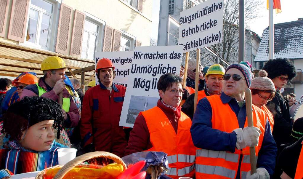 Buntes Narrentreiben beim Fasentumzug durch Oberschopfheim