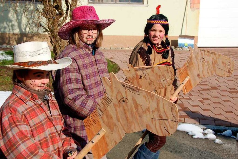 Gefährliche Zeiten beim Umzug durchs "Gäle-Mölle-Dorf": Wild-West im Wutachtal – in Grimmelshofen wartet der Marterpfahl. (Foto: Binner-Schwarz) Gefährliche Zeiten beim Umzug durchs "Gäle-Mölle-Dorf": Wild-West im Wutachtal – in Grimmelshofen wartet der Marterpfahl. (Foto: Binner-Schwarz)