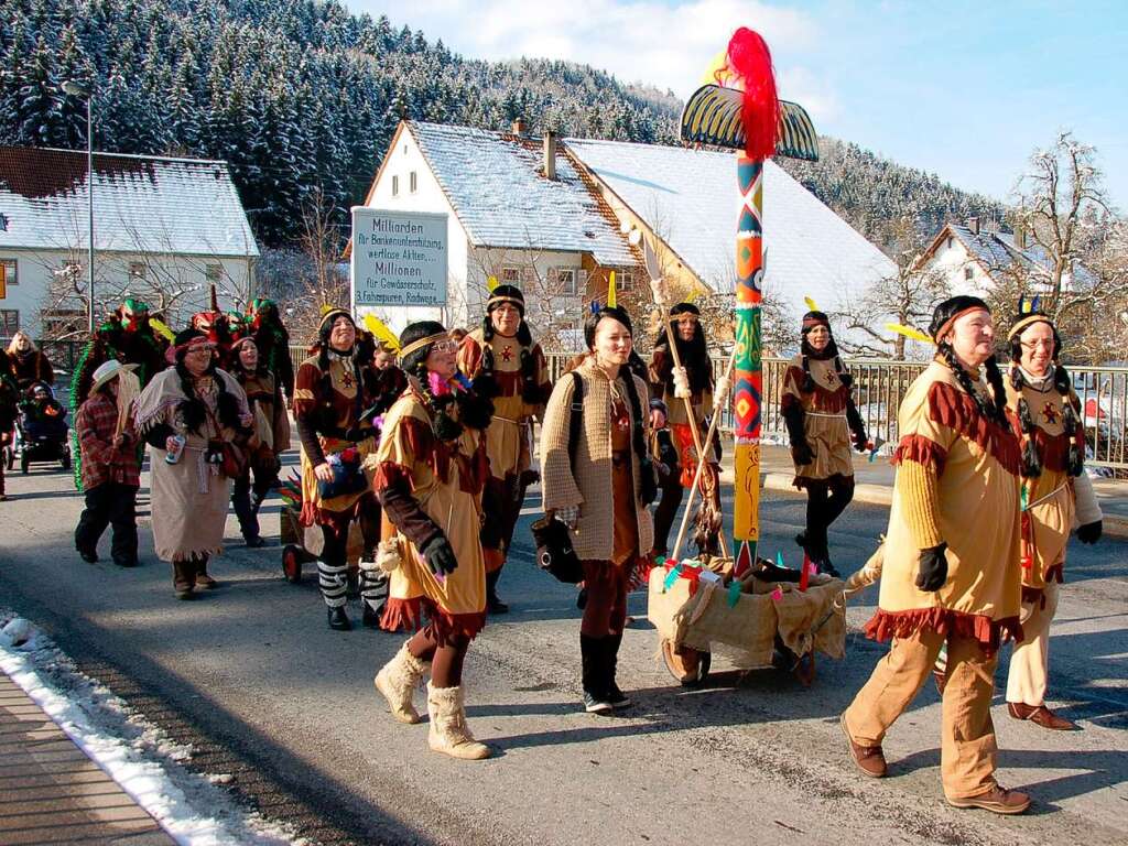 Gefhrliche Zeiten beim Umzug durchs "Gle-Mlle-Dorf": Wild-West im Wutachtal -in Grimmelshofen wartet der Marterpfahl.