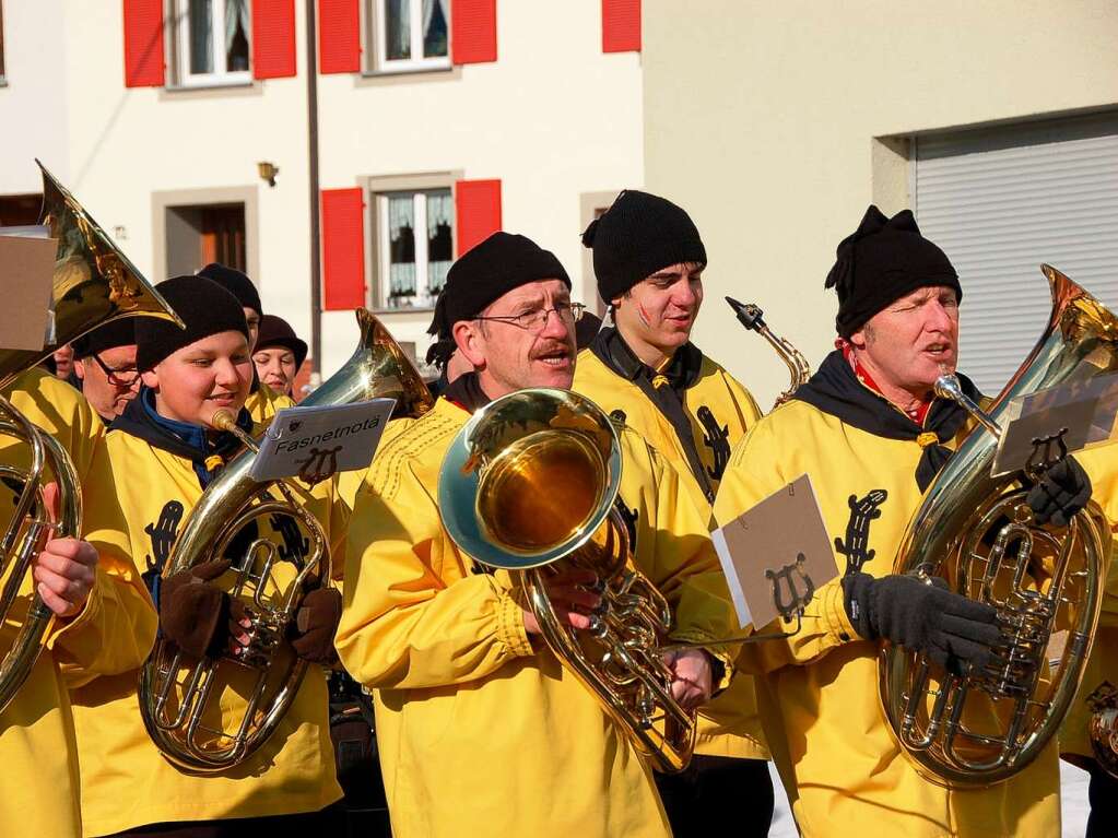 Der Musikverein fhrt den  Umzug durchs "Gle-Mlle-Dorf" an.