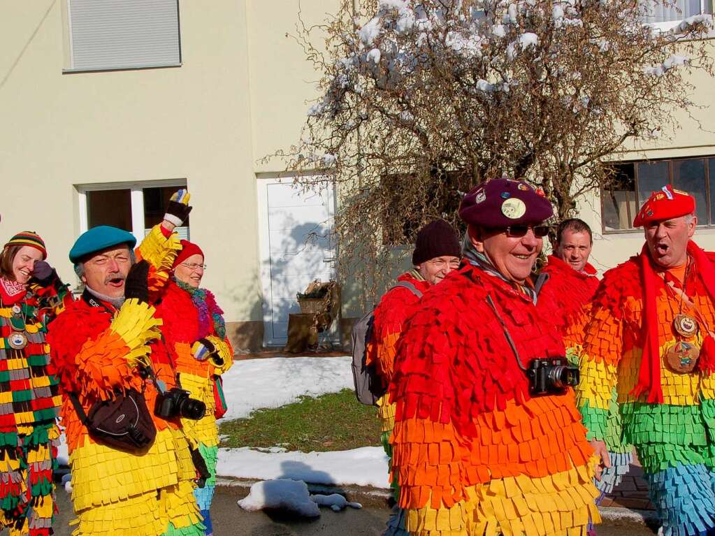 Hansele und Regenbogennarren aus Bellme marschierten gemeinsam durch Grimmelshofen.