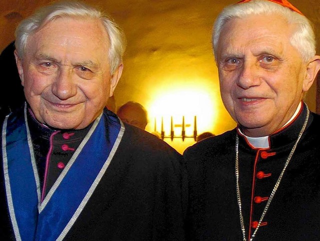 Der frhere Regensburger Domkapellmeis...ben seinem Bruder, Papst Benedikt XVI.  | Foto: dpa