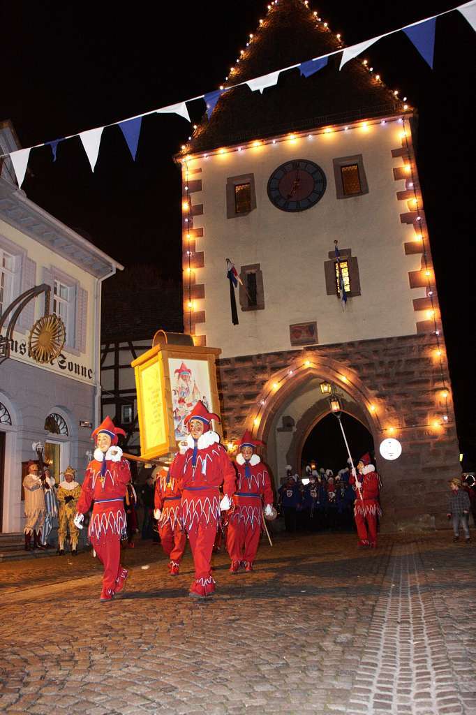 Mit einem Sternmarsch ziehen Jokili und Musikkapellen am Sonntagabend zum Marktplatz, wo die offizielle Fasnetsproklamation stattfindet.