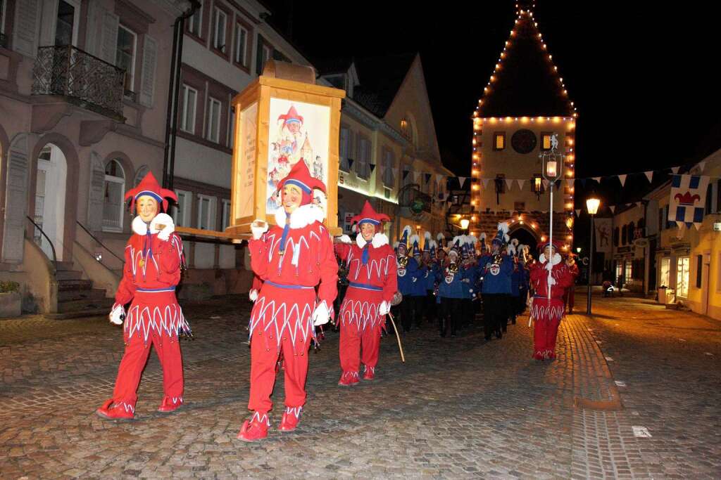 Mit einem Sternmarsch ziehen Jokili und Musikkapellen am Sonntagabend zum Marktplatz, wo die offizielle Fasnetsproklamation stattfindet.