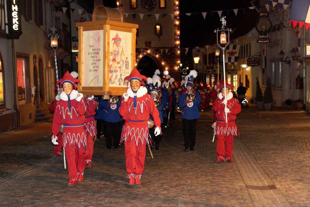 Mit einem Sternmarsch ziehen Jokili und Musikkapellen am Sonntagabend zum Marktplatz, wo die offizielle Fasnetsproklamation stattfindet.