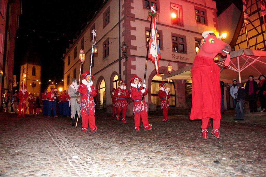 Mit einem Sternmarsch ziehen Jokili und Musikkapellen am Sonntagabend zum Marktplatz, wo die offizielle Fasnetsproklamation stattfindet.