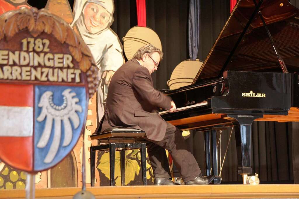 Narrenvesper 2013: „Zunftkapellmeister“ Georg Koch bei seiner musikalischen Einleitung.